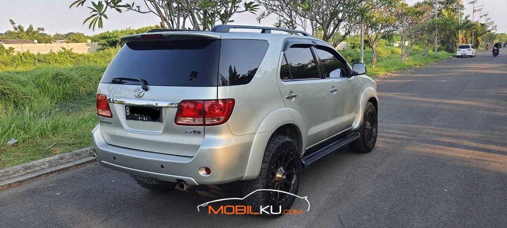Mobil Toyota Fortuner 2005