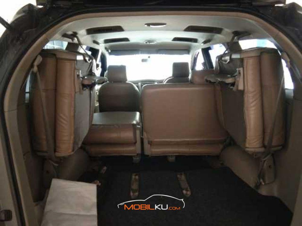 Mobil Toyota Kijang Innova 2012