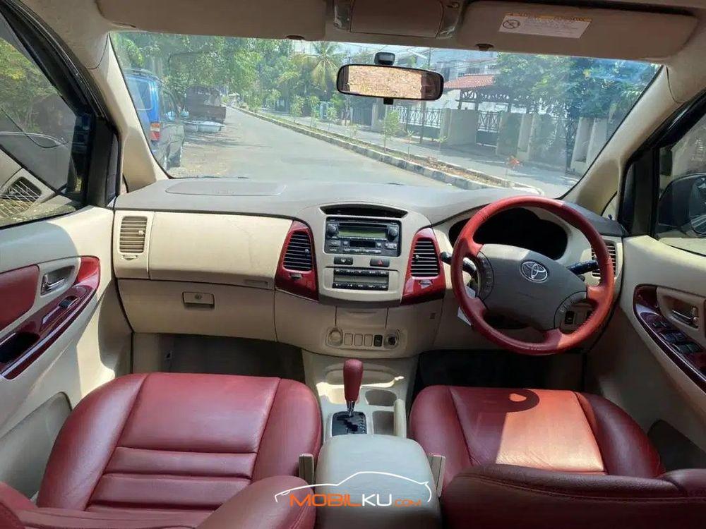 Mobil Toyota Kijang Innova 2005