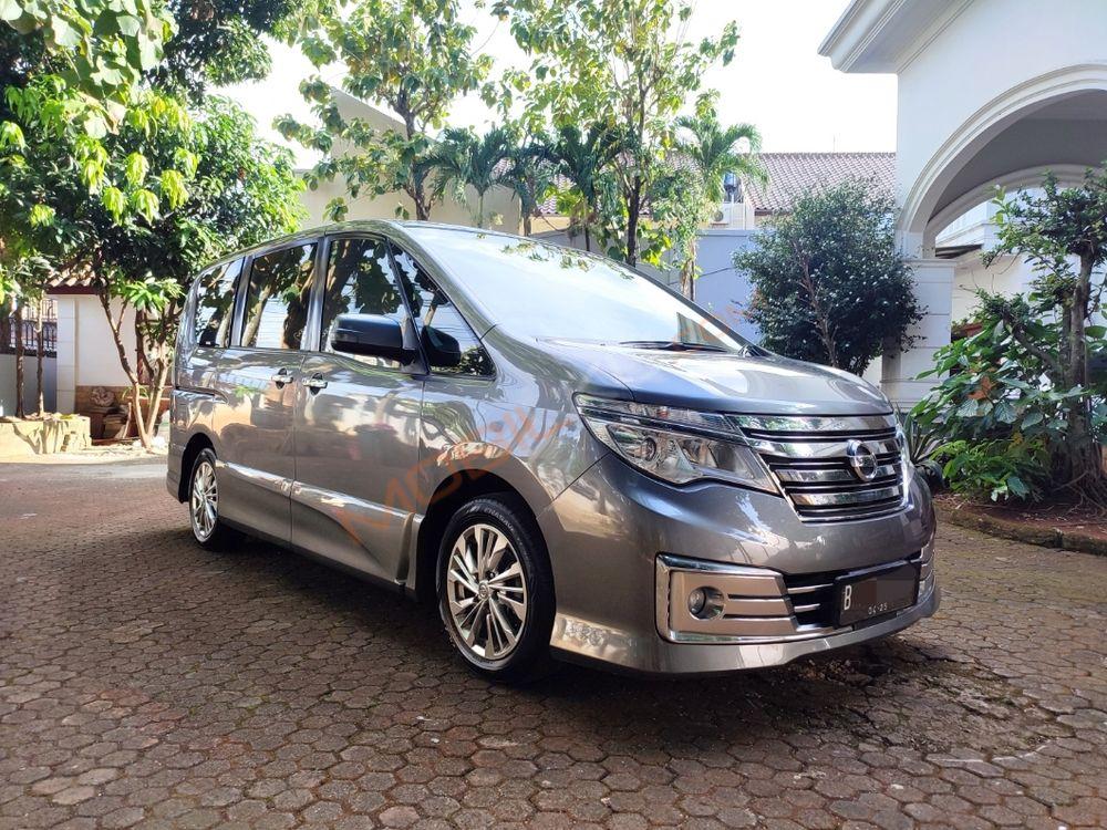 Mobil Nissan Serena 2015