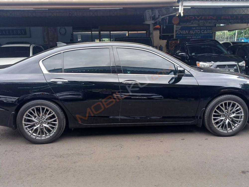 Mobil Honda Accord 2013