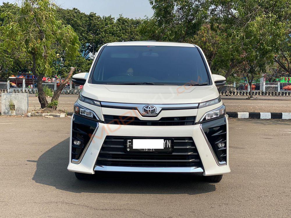 Mobil Toyota Voxy 2019