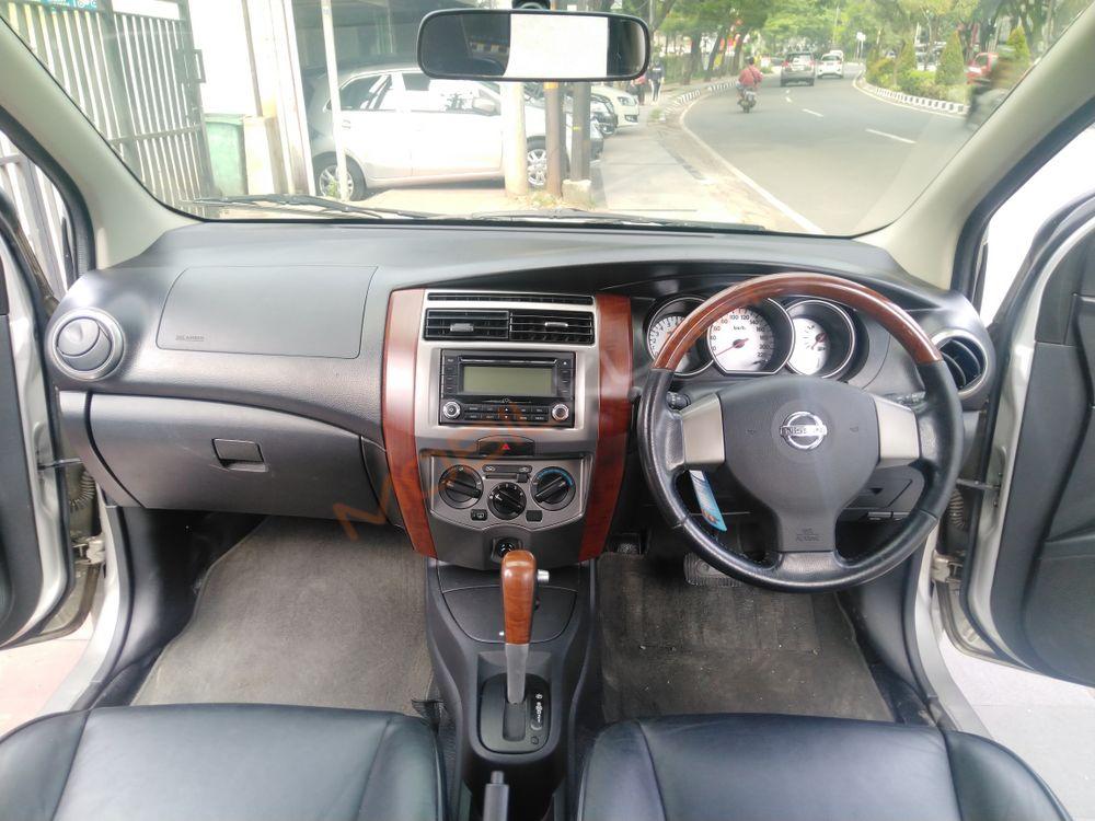 Mobil Nissan Livina 2013