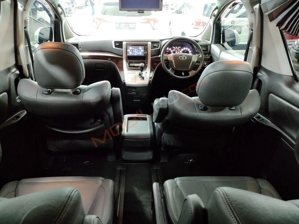 Mobil Toyota Vellfire 2012