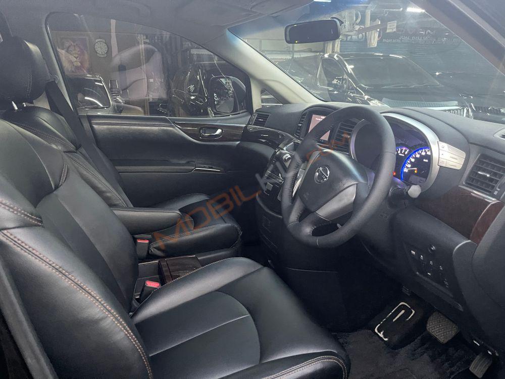 Mobil Nissan Elgrand 2011