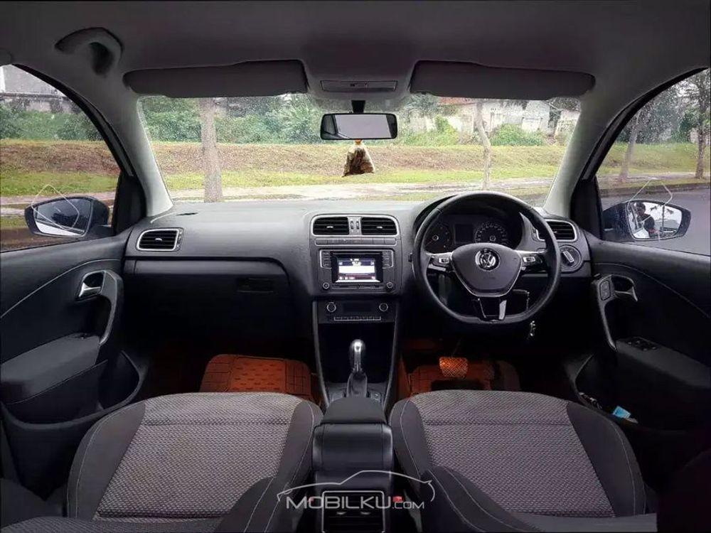 Mobil Volkswagen Polo 2016