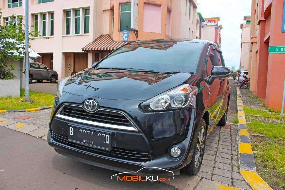 Mobil Toyota Sienta 2017