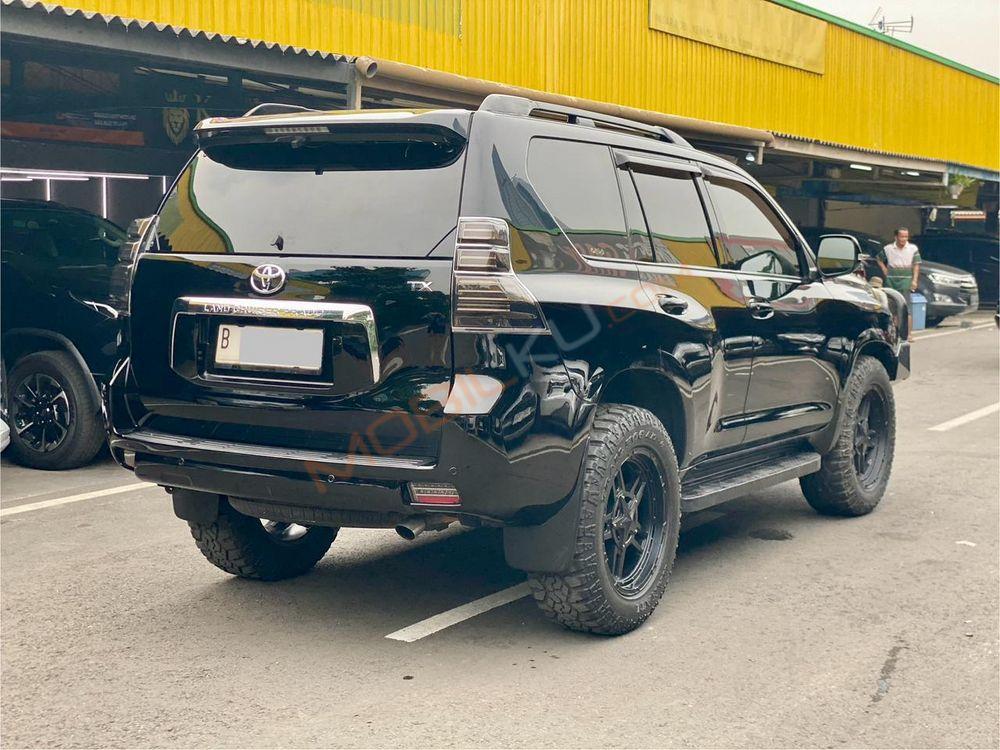 Mobil Toyota Land Cruiser 2013