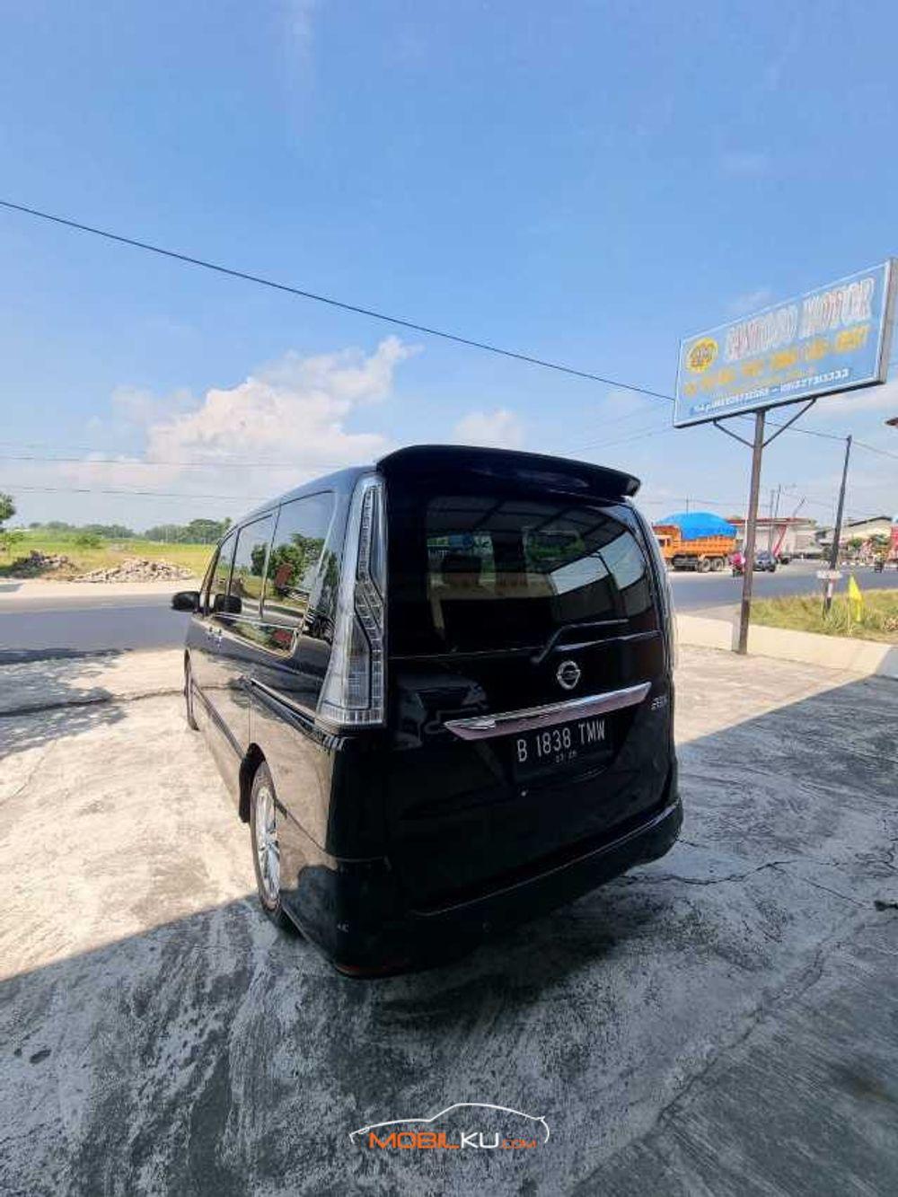 Mobil Nissan Serena 2015