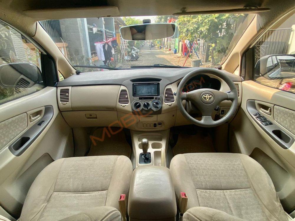 Mobil Toyota Kijang Innova 2005