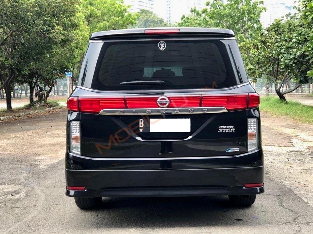 Mobil Nissan Elgrand 2013