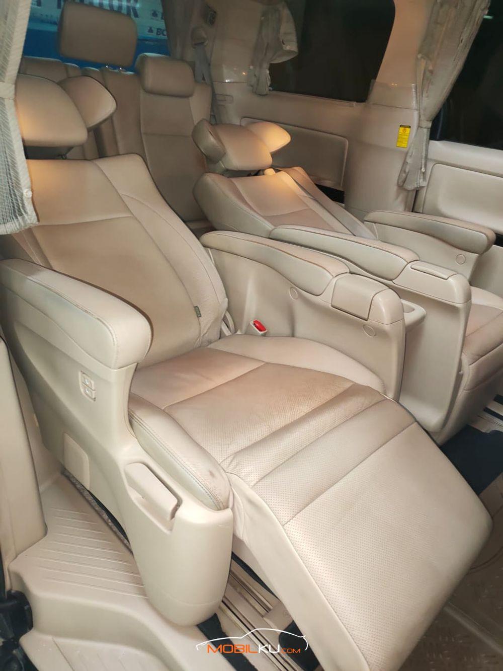 Mobil Toyota Alphard 2012