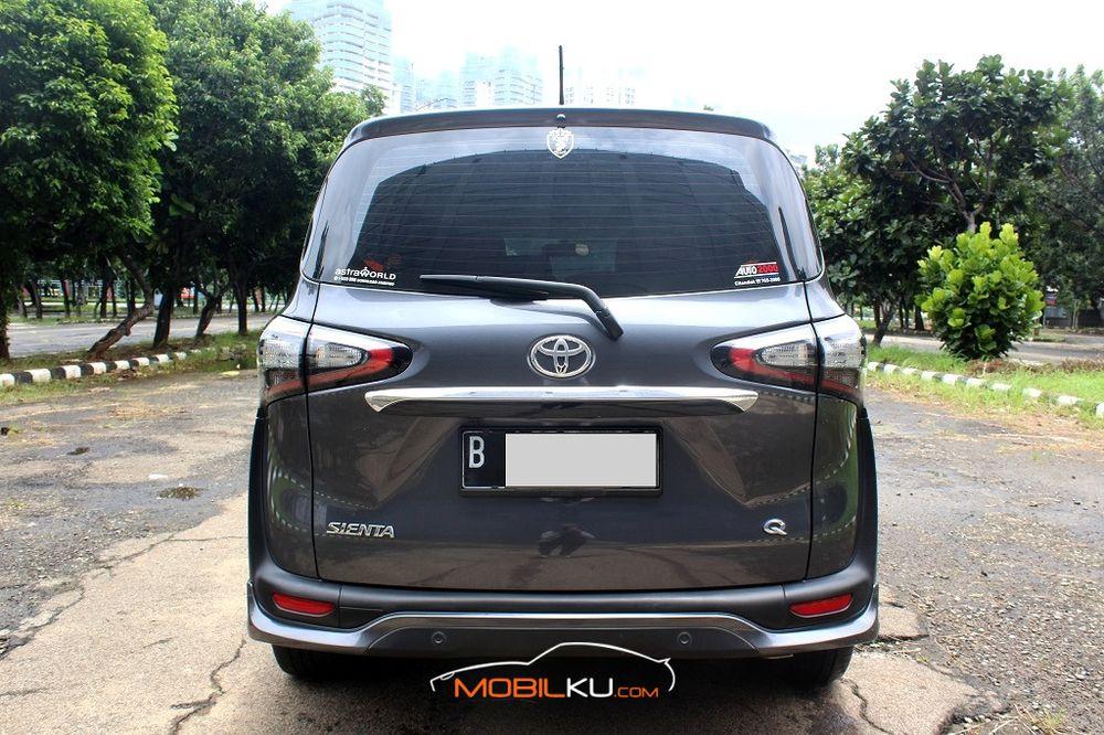 Mobil Toyota Sienta 2018