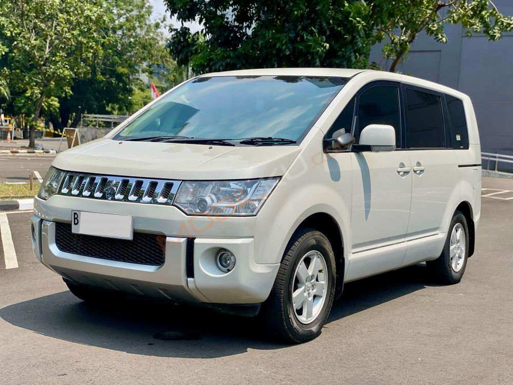 Mobil Mitsubishi Delica 2015