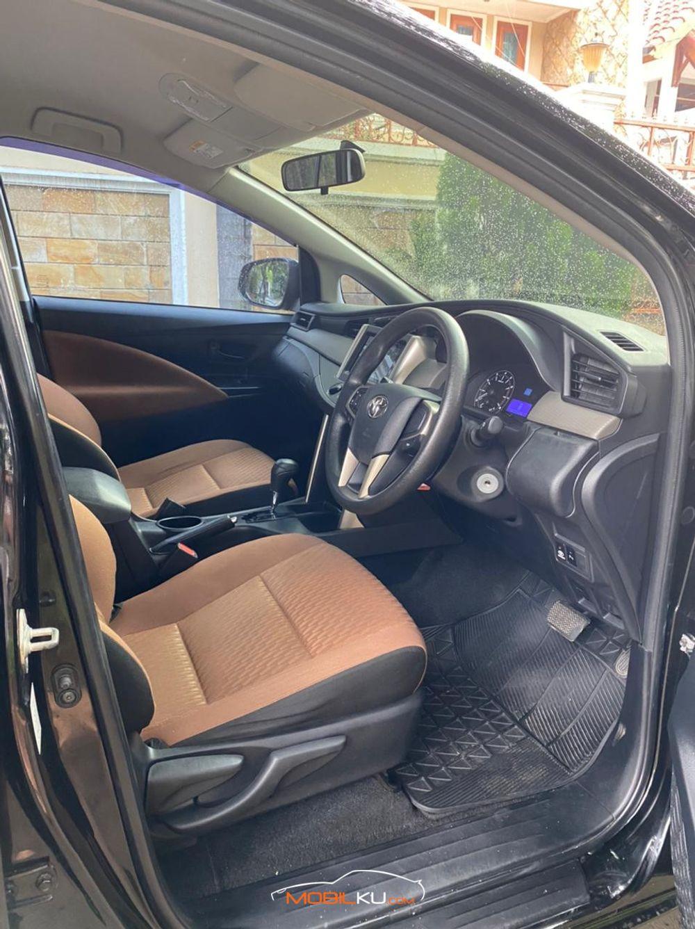 Mobil Toyota Kijang Innova 2016