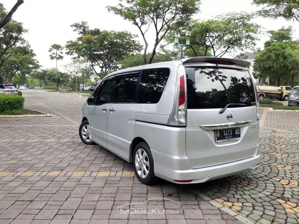Mobil Nissan Serena 2013