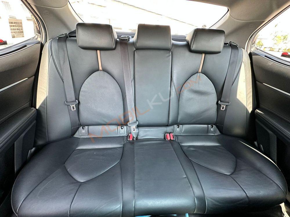 Mobil Toyota Camry 2024