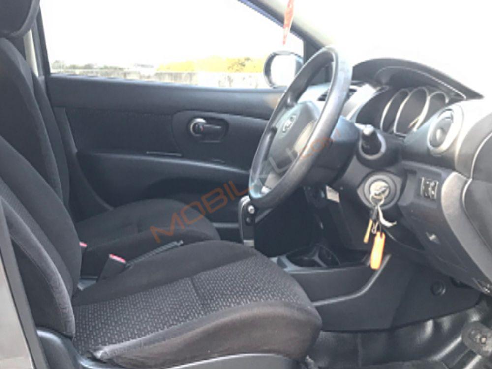 Mobil Nissan Grand Livina 2013