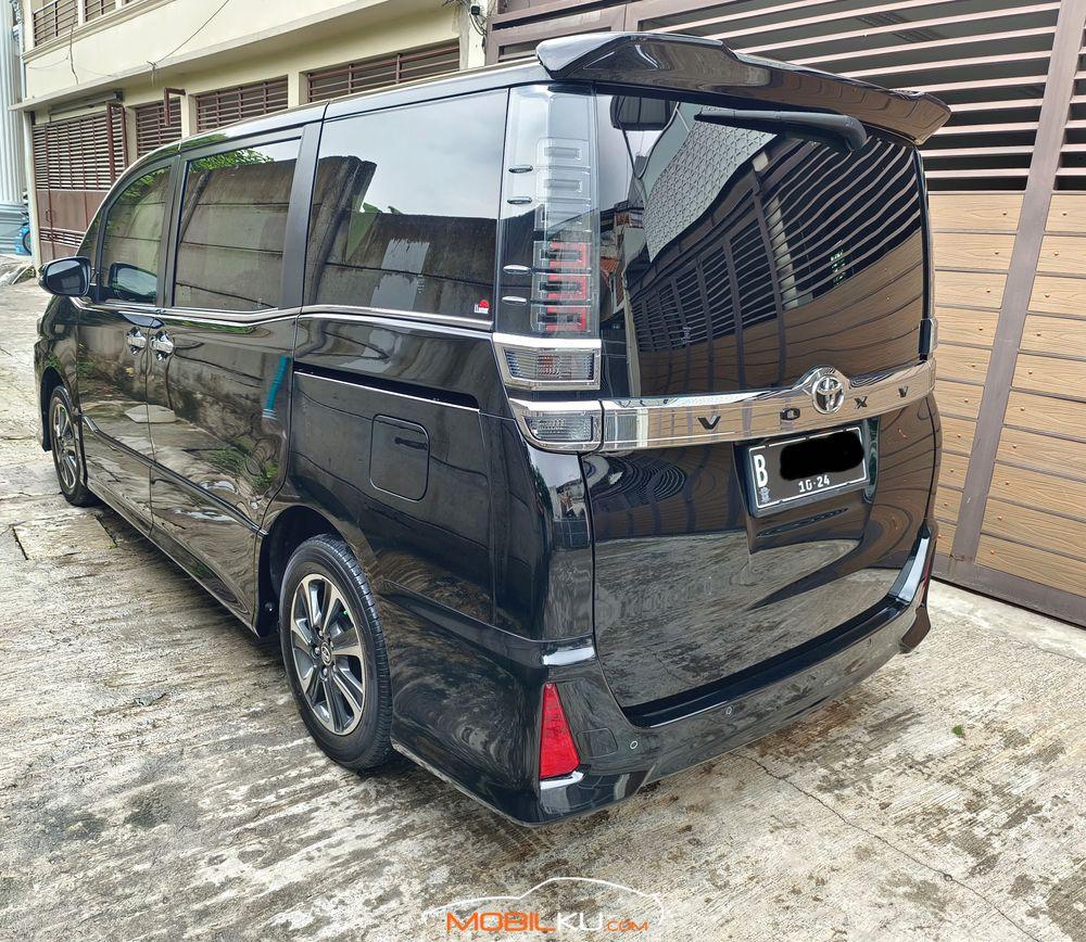 Mobil Toyota Voxy 2018