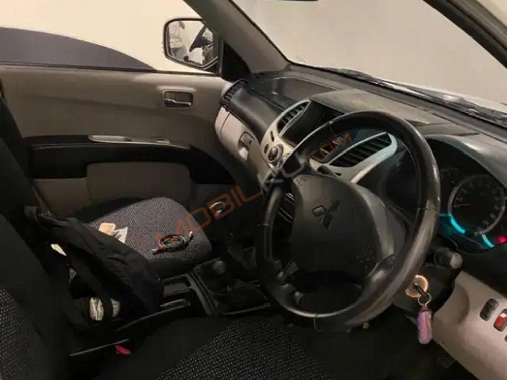 Mobil Mitsubishi Triton 2014