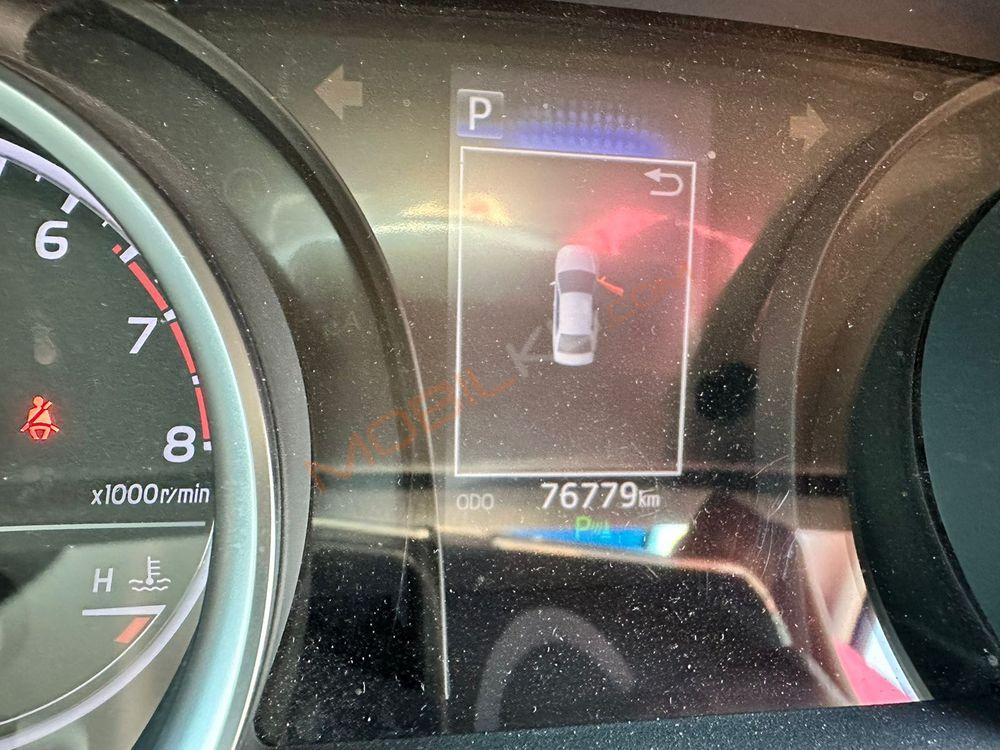 Mobil Toyota Camry 2024