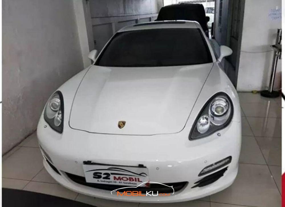 Mobil Porsche Panamera 2012