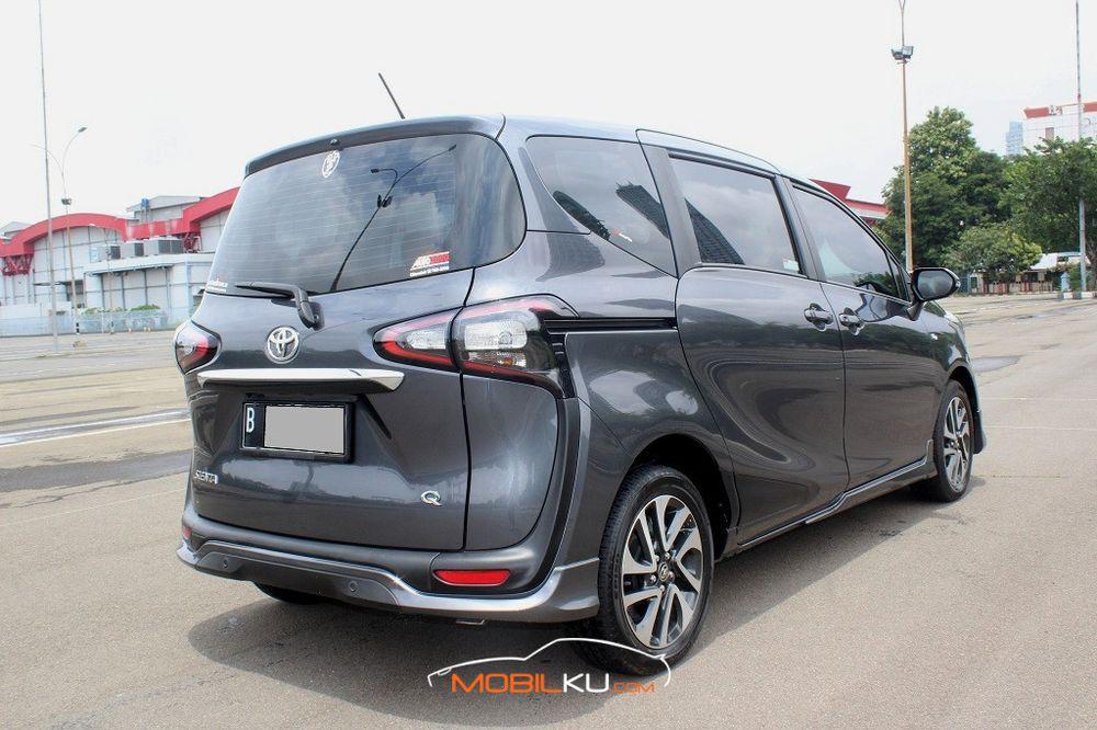 Mobil Toyota Sienta 2018