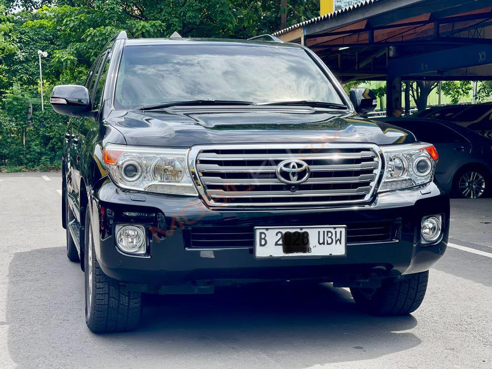 Mobil Toyota Land Cruiser 2013
