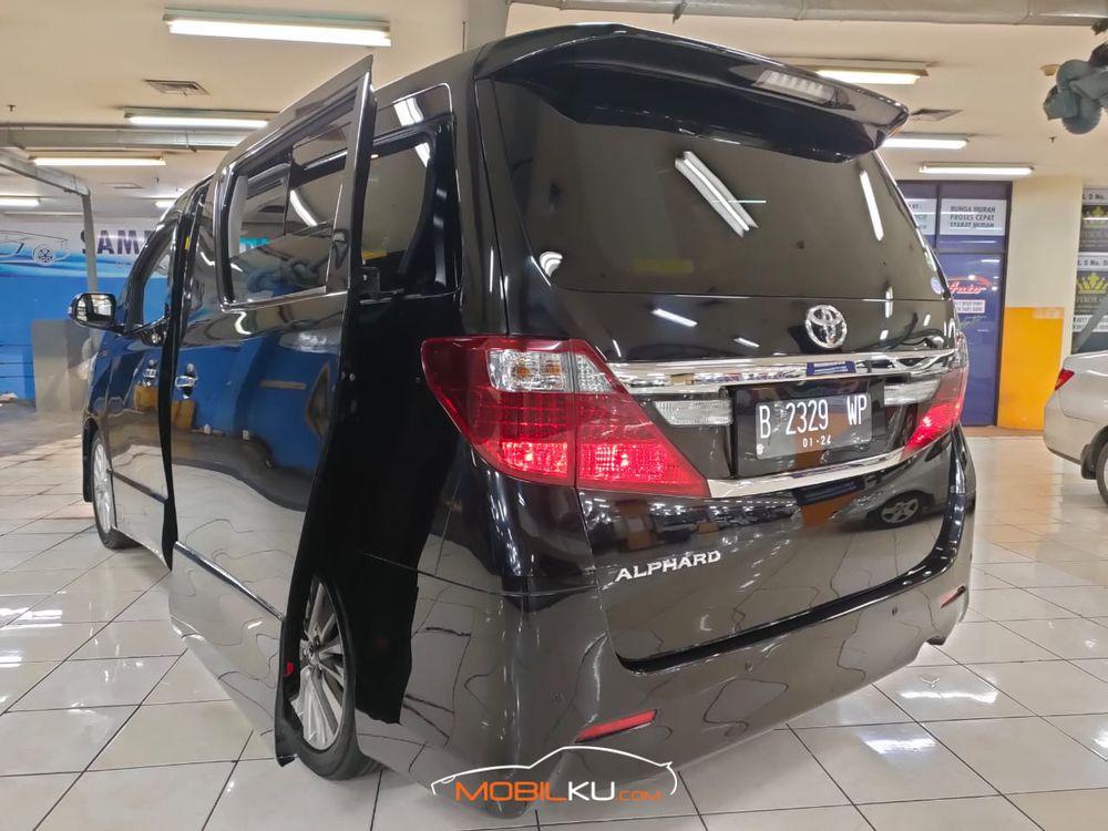 Mobil Toyota Alphard 2013