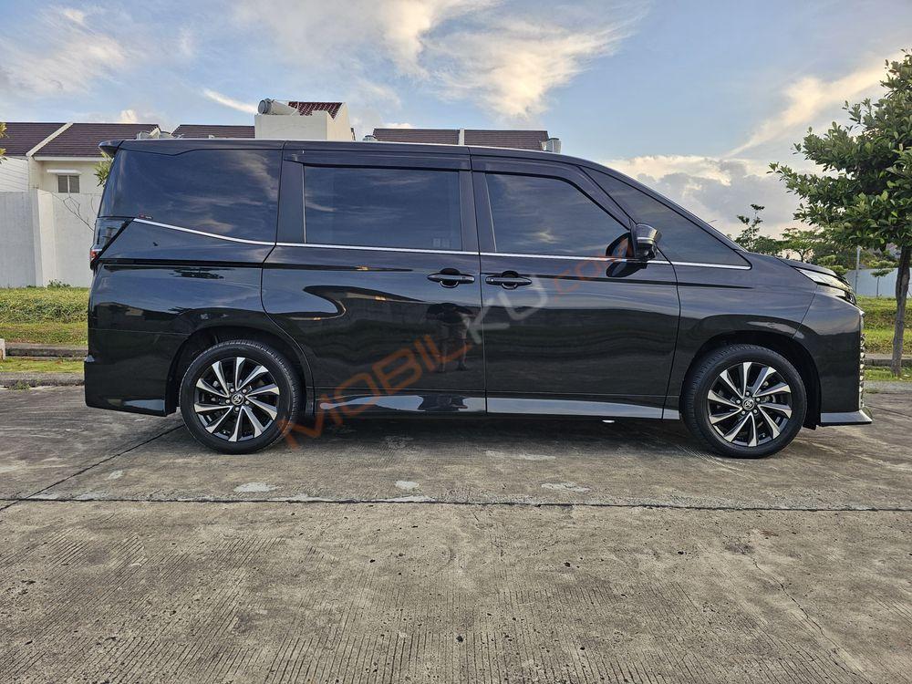 Mobil Toyota Voxy 2022