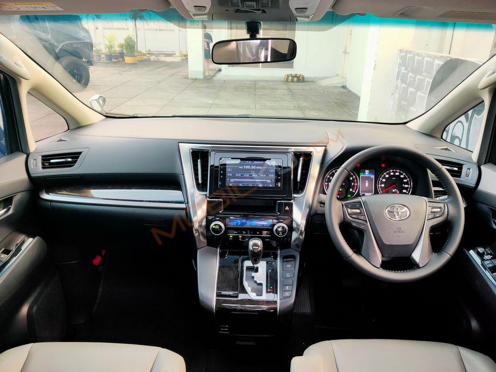 Mobil Toyota Alphard 2015