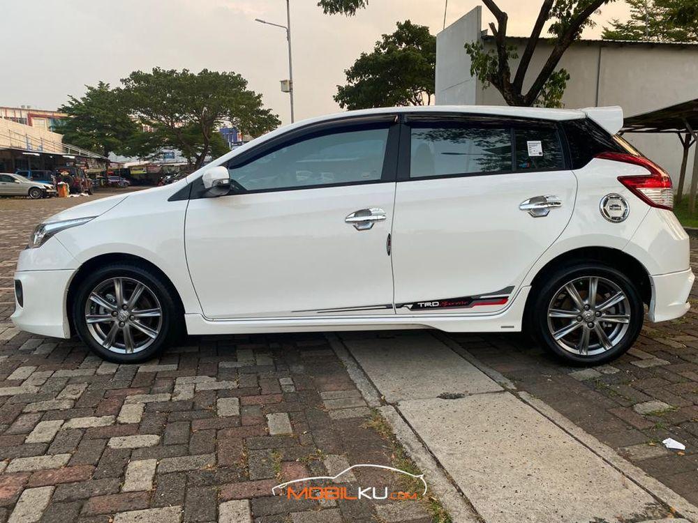 Mobil Toyota Yaris 2015
