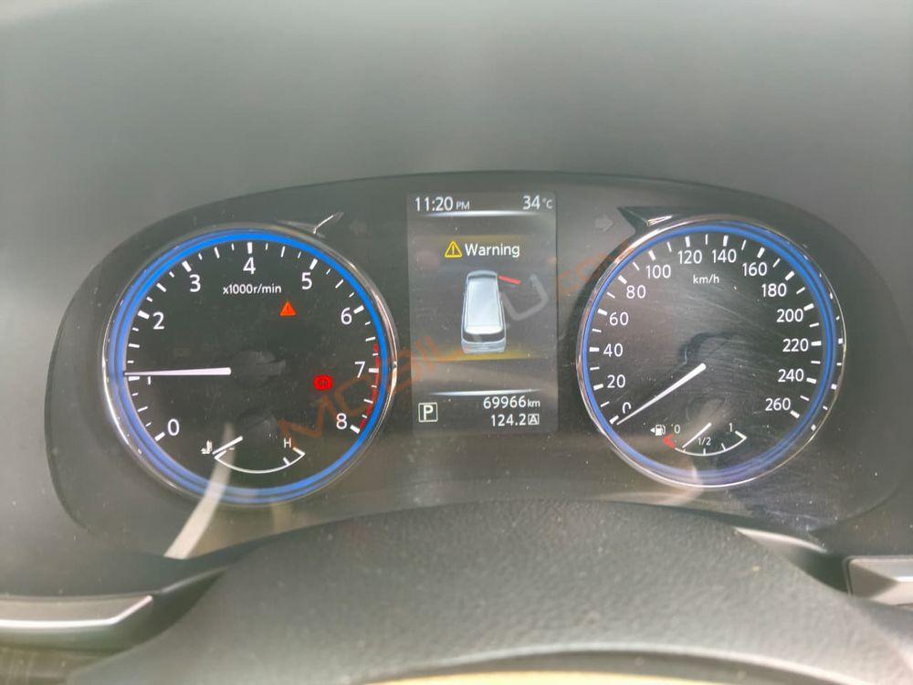 Mobil Nissan Elgrand 2014