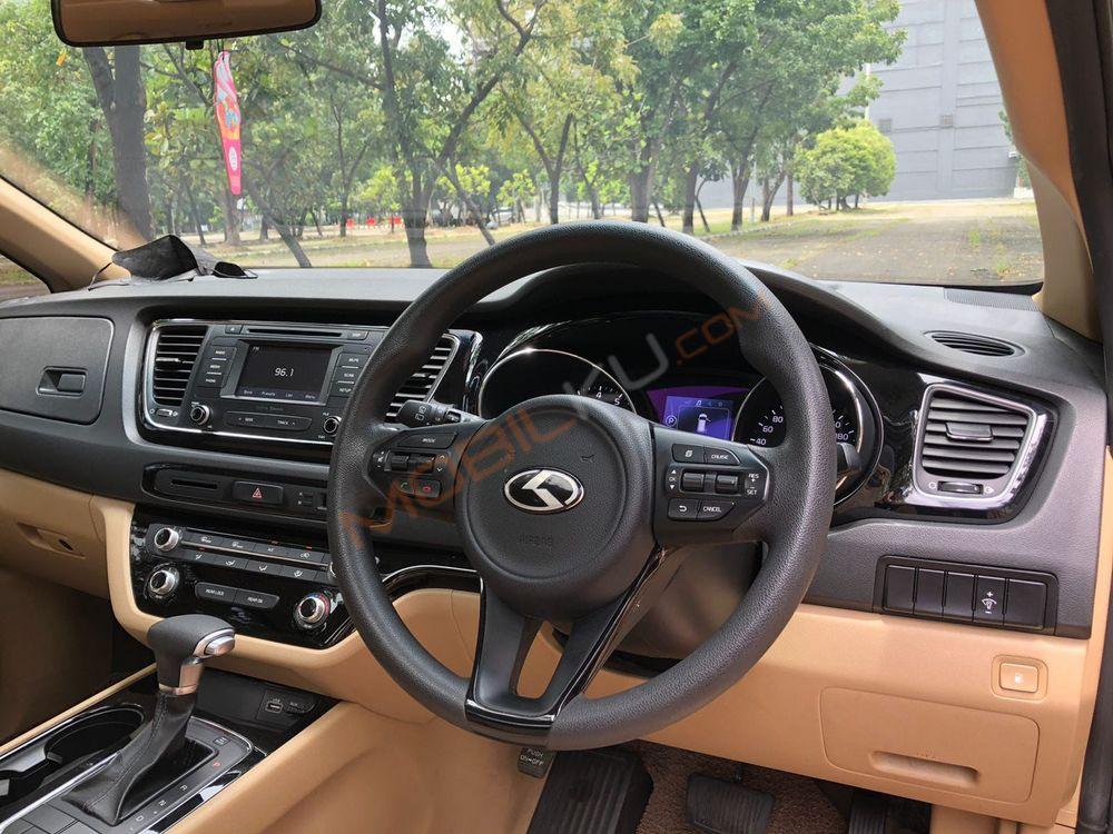 Mobil Kia Sedona 2017