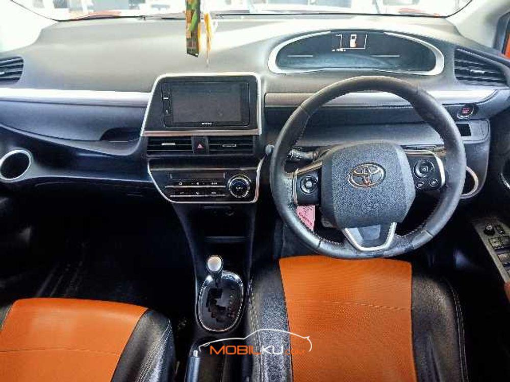 Mobil Toyota Sienta 2016