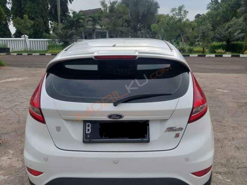 Mobil Ford Fiesta 2013