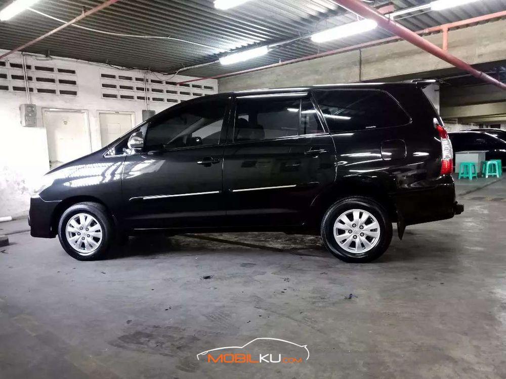 Mobil Toyota Kijang Innova 2013