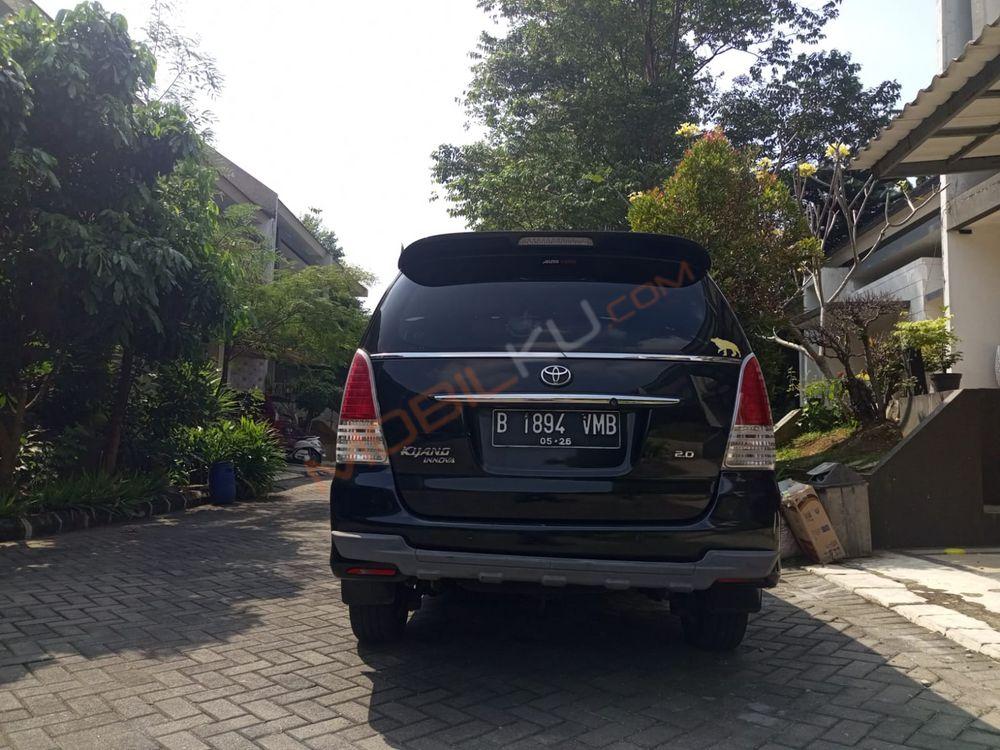 Mobil Toyota Kijang Innova 2010
