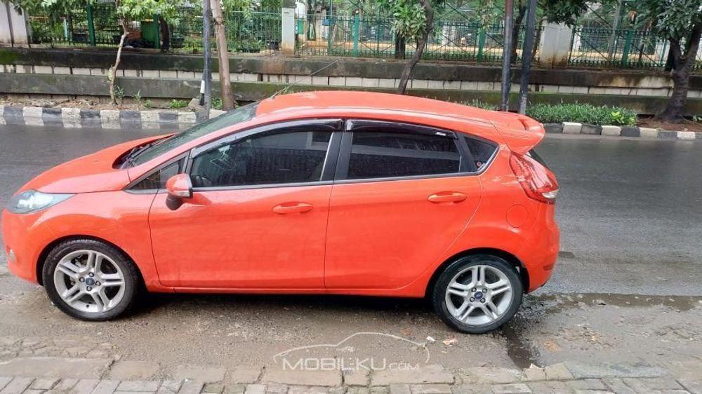 Mobil Ford Fiesta 2012