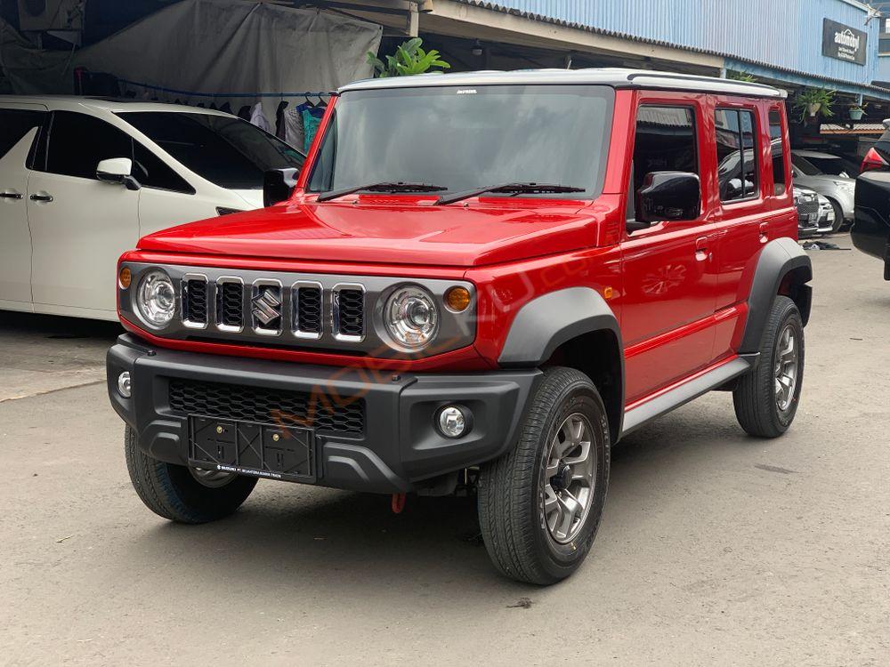 Mobil Suzuki Jimny 2023