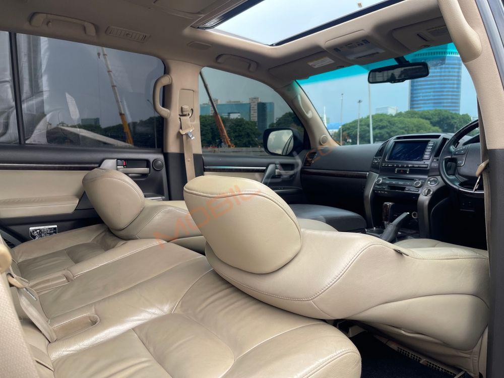 Mobil Toyota Land Cruiser 2010