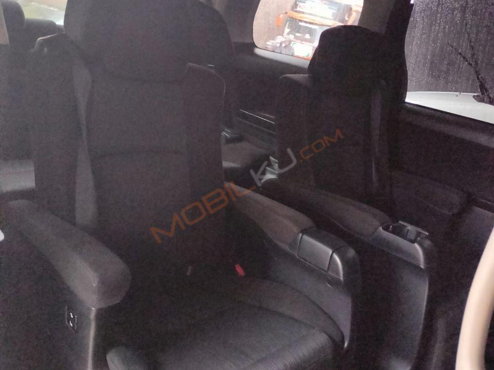 Mobil Toyota Vellfire 2012