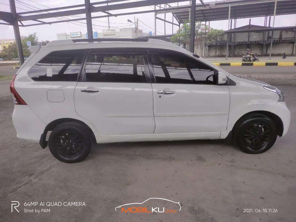 Mobil Daihatsu Xenia 2013