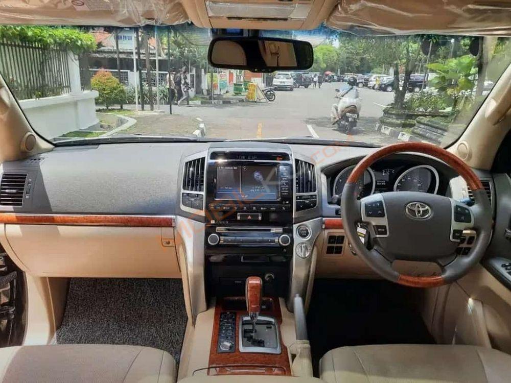 Mobil Toyota Land Cruiser 2012