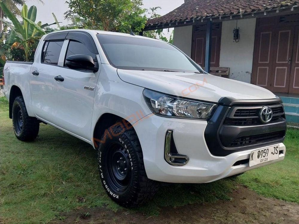 Mobil Toyota Hilux 2023