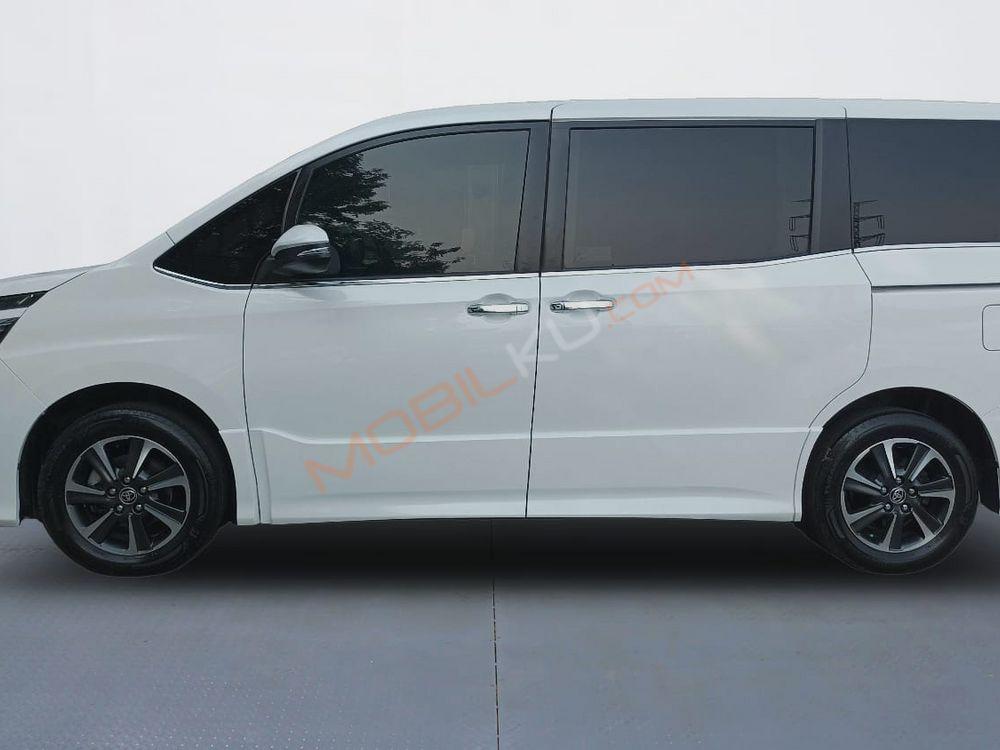 Mobil Toyota Voxy 2019