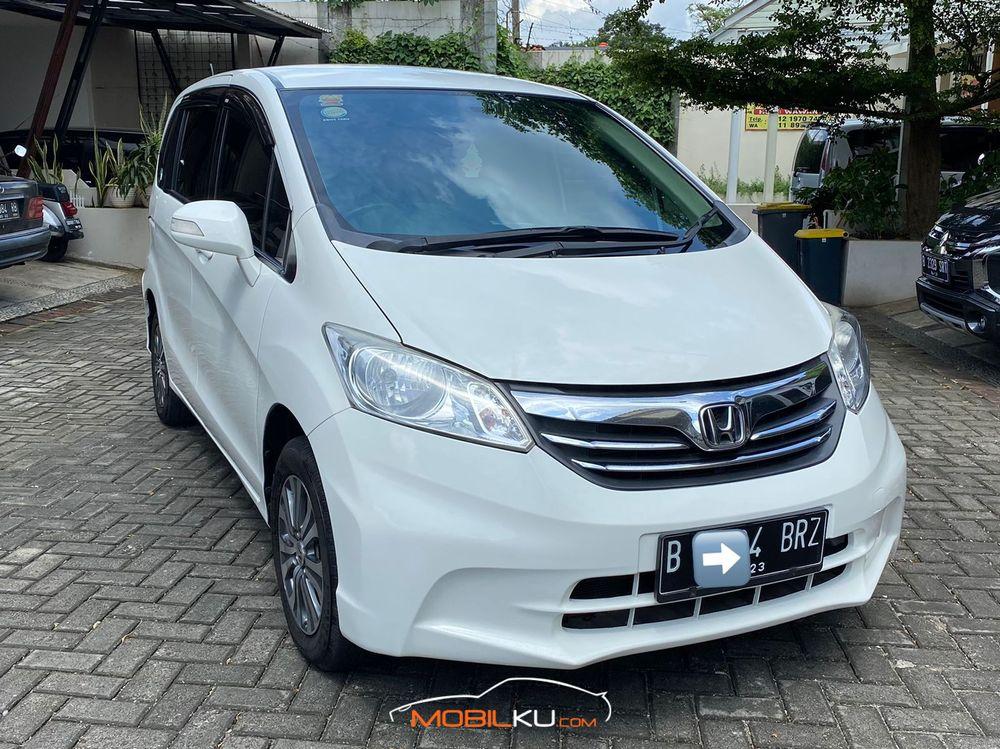 Mobil Honda Freed 2013