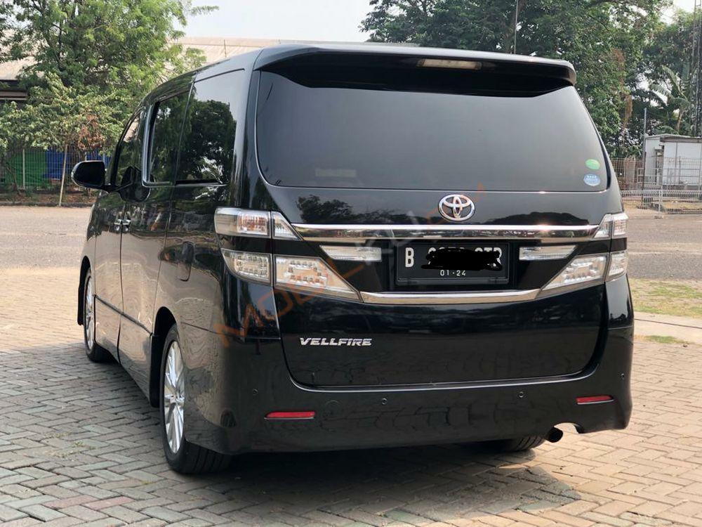 Mobil Toyota Vellfire 2013