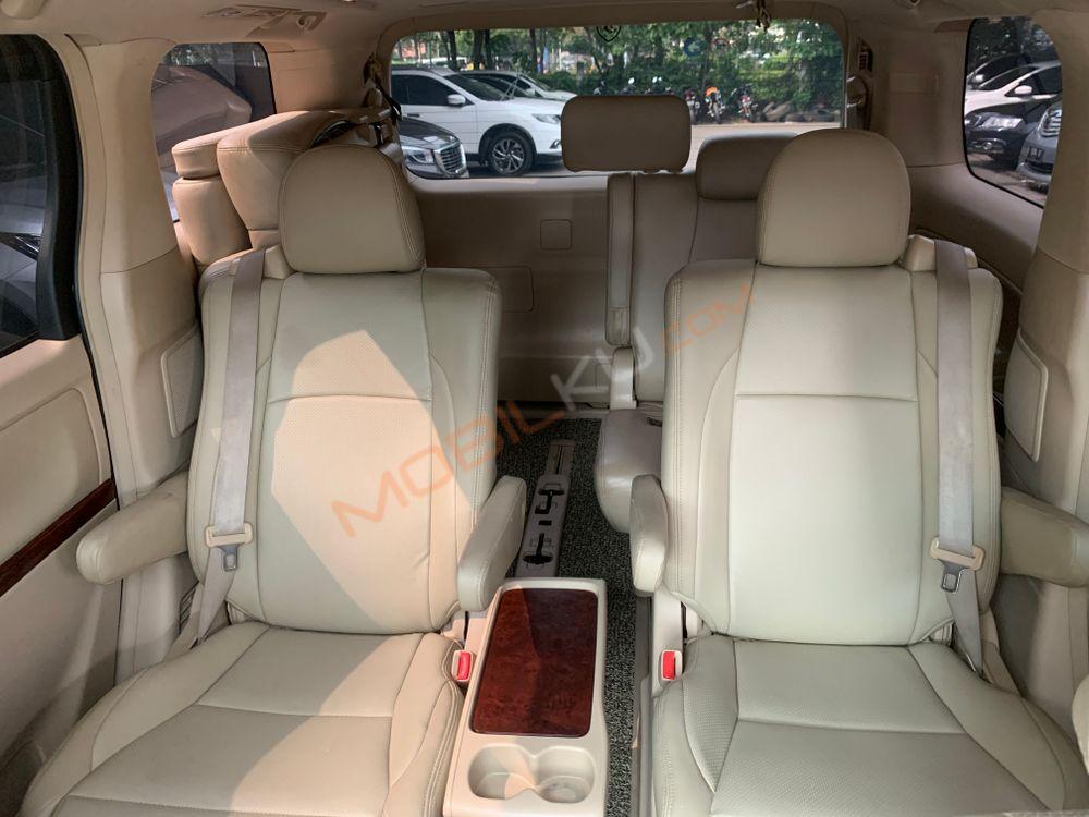 Mobil Toyota Vellfire 2010