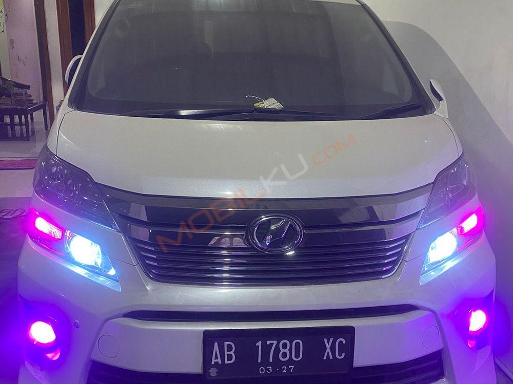 Mobil Toyota Vellfire 2012